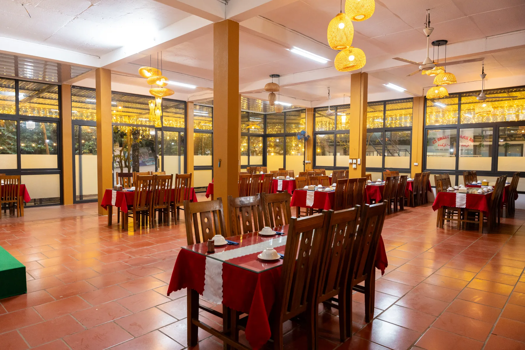 Sảnh nhà hàng Sơn Trang C5 với ánh đèn ấm